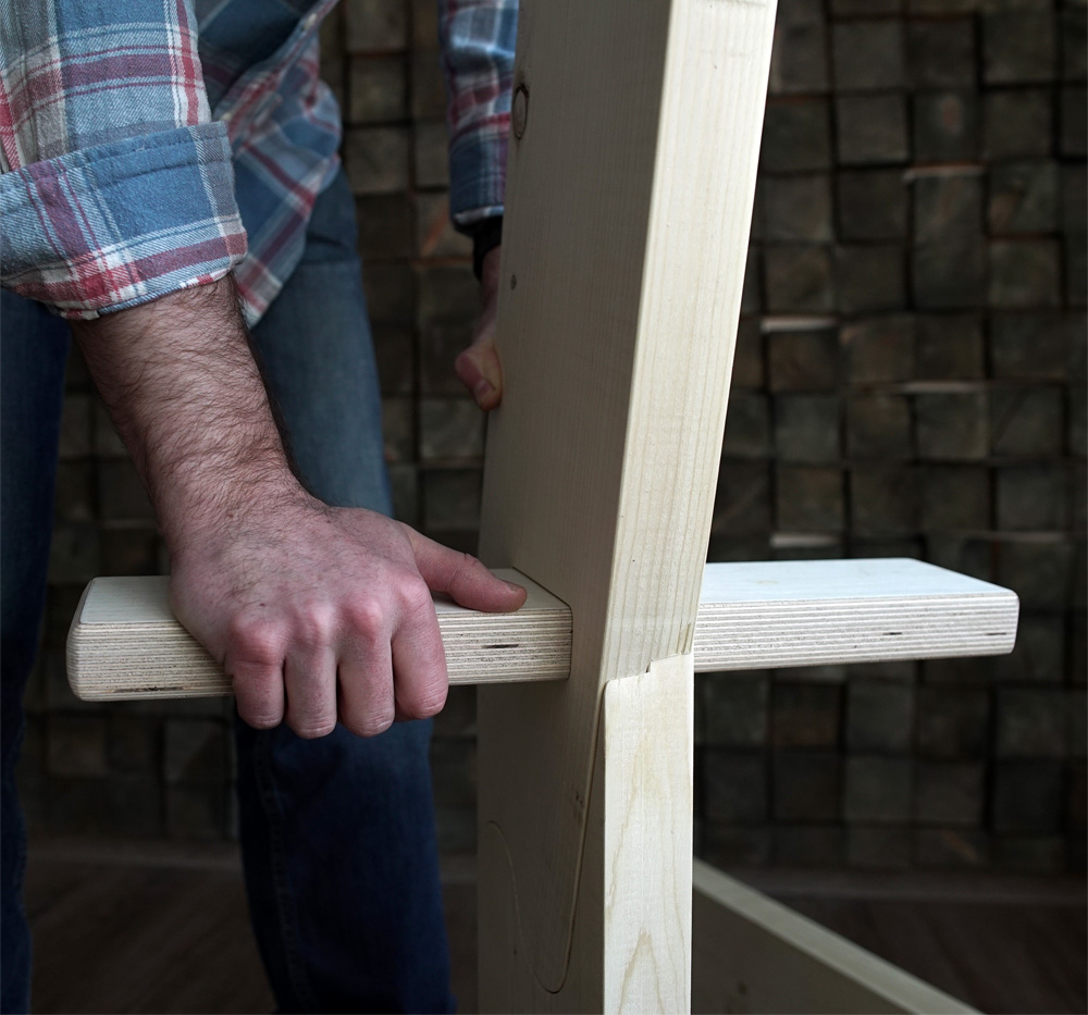 Assembling the frame of the Dobrosfera dome house. Fixing the vertical beams with dowels